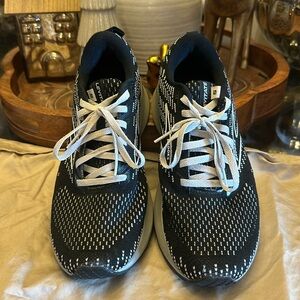 Brooks levitate 5 black sizes size 9